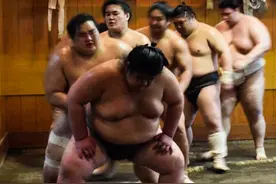80年代的日本相扑手，膀大腰圆，训练很辛苦图片