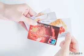 有了1562张信用卡还继续办新卡，征信报告填满130页纸图片