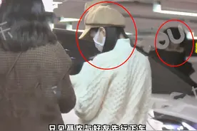 任嘉伦与老婆罕同框，开豪车当老实跟班，女方商场狂买不停超开心图片