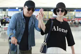 李小冉在机场太随性，家居拖鞋直接穿出来，配T恤纱裙像"大妈"图片