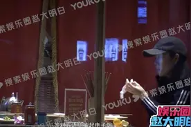 43岁温峥嵘与男人聚餐被拍，两人当街挽手不避讳，一路热聊回酒店图片