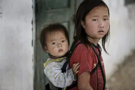 弟弟供姐姐上学，考上大学弟弟消失，十年后再见，两人已物是人非图片