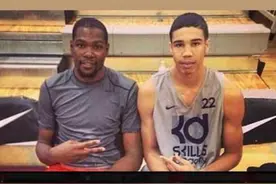 杜兰特晒和少年塔图姆合影：我太老了图片