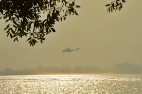 西昌泸山直升机直接从邛海取水灭火图片