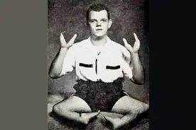 龙虾手的一生：身背龙虾诅咒，嫉妒心让他成魔，最后被妻子所杀图片