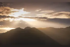 在那云雾之上，有片高山牧场图片