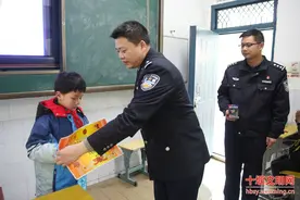 红笔网评：“捡小孩”新闻上热搜 正能量理应被追逐图片