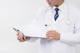 女患者遇见男医生，该不该拒绝看病？图片