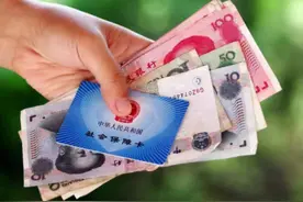 按100%标准缴纳15年社保，个人账户余额10万元，退休能领多少？图片