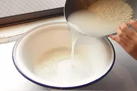 别再用清水拖地了，加上这4种物质的一种，去污能力强还杀菌图片