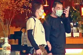 任贤齐与妻子罕同框，牵手逛街似初恋，孩子快成年仍没结婚领证？图片