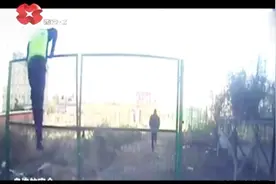 无牌摩托遇临检S型逃窜，走投无路弃车而逃，交警一路狂追视频封面