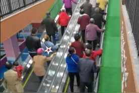 山东：大爷大妈买超市特价大葱，动作麻利瞬间抢购一空图片