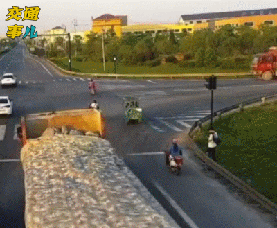 一组动图警示你：大车拐弯会吃人，无论开车还是骑车，经过路口一定要提高警惕！图片