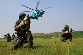 中国空降兵“雷神”突击队10周年MV：雷神出击图片