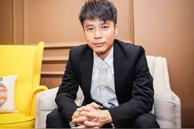 李克勤回内地捞金，47岁妻子罕见同行，上海商场逛街大秀修长美腿图片