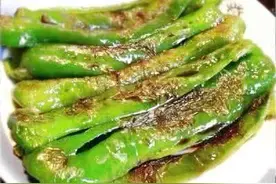 "饭店大厨透露：做虎皮青椒，别直接下油锅！否则不起皮不入味"图片