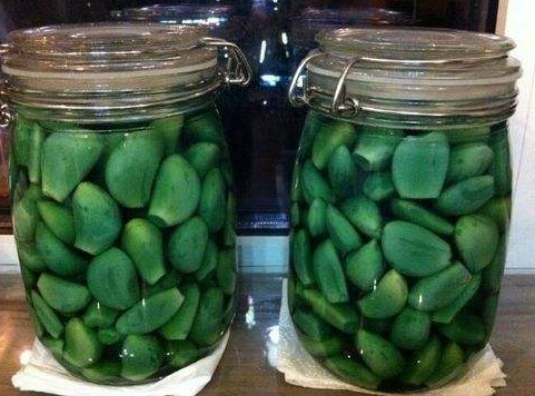 腊八蒜腌成绿色又变黄，是发霉了吗？这时候需要检查几件事