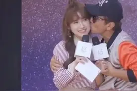 好尴尬！吴宗宪无视30岁女儿的连番抗拒，当众对其搂腰亲吻图片