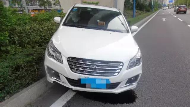 55岁路虎女司机在夏湾连撞两车!俩路人被卷入车底!监控拍下全过程...