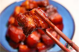 做红烧肉时，最忌焯水和用水炖，大厨教你一招，肥而不腻超下饭图片