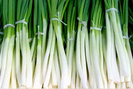 全国多地菜市场出现“掉色香葱”！海口情况如何？记者调查→图片