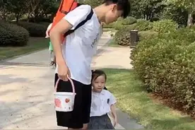哥哥为送小20岁妹妹上学，出门前努力打扮：怕被老师当成她爸图片