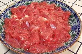 腌肉时，掌握这个技巧，炒出来又嫩又滑，吃起来不腥越嚼越香！视频封面