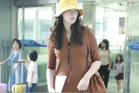 惠若琪瘦回孕前身材，穿真丝长裙身材纤细，和老公当众亲吻着实甜图片