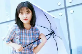 新生小花沈月真嫩，穿粉色背带裤可爱到爆图片