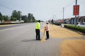特勤交警劝导整治“打麦晒粮”帮助群众清理麦子并搬回家图片