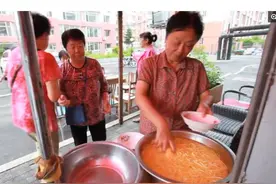 小区住户大妈轮流做饭，撞上就能免费吃，只为促进邻里和睦图片