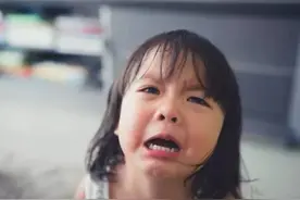 眼泪说流就流的孩子，真是脆弱的玻璃心吗？原来我们都误会孩子了图片