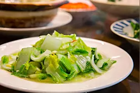 家庭炒菜时用白醋还是陈醋？看完后明白了，原来差别这么大图片