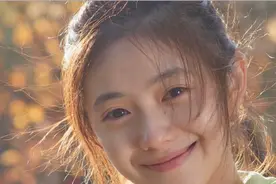 刘浩存私下现身小吃馆，背奢侈品包大秀美背，在人群中格外惹眼图片