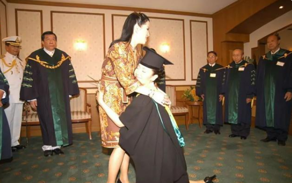 泰国最美王妃：婆婆不给王冠她戴发卡更惊艳，当嫂子还得跪小姑子