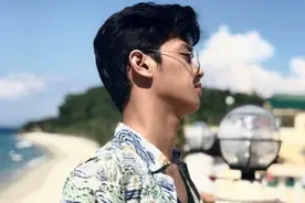 越南男子拍照太渣，被女友吐糟：把你拍那么帅却把我拍成大妈图片