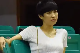 CBA最美女老板！抽中状元心花怒放，迷人一笑太甜美，羡慕王哲林图片