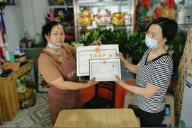 现场办公，鲜花经营户拿到了营业执照图片