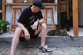 武汉83岁时尚爷爷潮流穿搭走红网络！网友点赞过千万图片