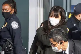 真子公主夫妇抵达纽约啦！穿黑色大衣亮相一脸疲惫，驸马爷压力大图片