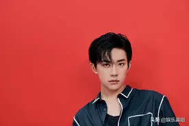 易烊千玺湿发撩人~墙拍照摸着纽扣的动作好苏图片