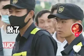 快乐男声王栎鑫离婚后现状：街头卖唱被保安驱赶，唱歌被大爷挑衅图片
