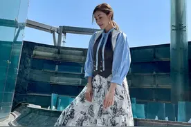 50岁李嘉欣412万买车位，嫁豪门少爷生活奢侈，衣帽间满墙奢饰品图片