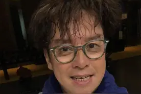 71岁谭咏麟被网友曝光，疑插足女粉和他人的感情，女粉比他小48岁图片