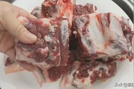 秋冬季牛排正确吃法，1根3斤多做一锅，脱骨入味还温补，好解馋图片