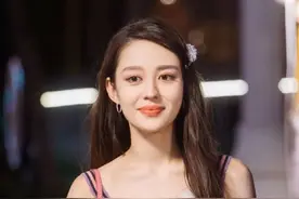 太羡慕吉娜的“葫芦身材”！穿紧身针织裙曲线明显，巴掌腰很真实图片
