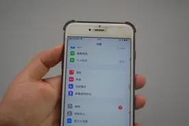 手机电量不耐用？是2个设置没关闭，学会了省电又省流量，涨知识图片