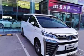 2021款丰田威尔法到店，前脸更夸张，配皇冠标，买它不用加价？图片