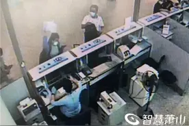 撒泼耍赖！女子因误机大闹机场，还在派出所满地打滚…图片